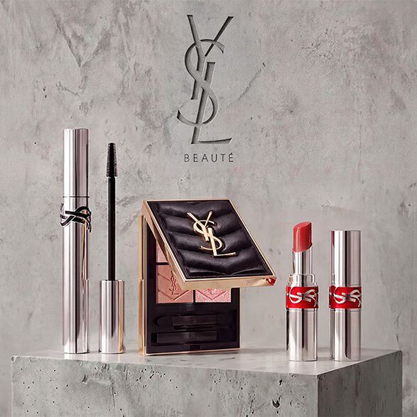 Vue a plat de produits de beaute YSL comprenant parfum, soin et maquillage.