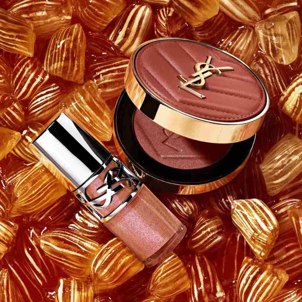 Blush irise et gloss YSL sur des bonbons ambres