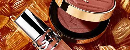 Blush irise et gloss YSL sur des bonbons ambres