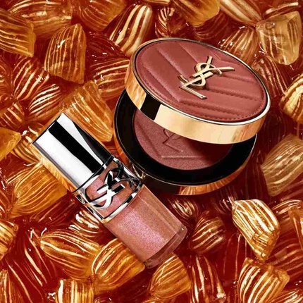Blush irise et gloss YSL sur des bonbons ambres