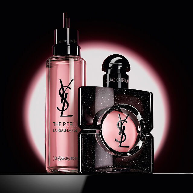 Flacon de Black Opium Eau de Parfum presente aux cotes de sa recharge en verre de 100 ml ornee du logo YSL.