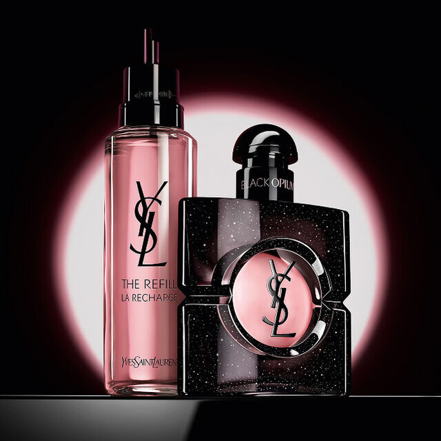Flacon de Black Opium Eau de Parfum presente aux cotes de sa recharge en verre de 100 ml ornee du logo YSL.