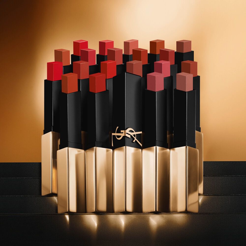 Plusieurs rouges a levres slim carres Yves Saint Laurent dans diverses teintes de rouge et nude sur fond dore.