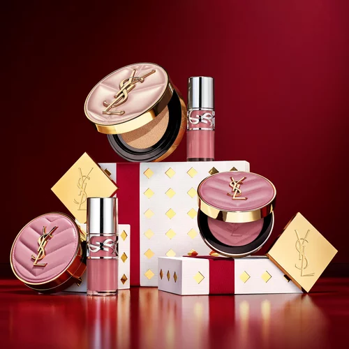 Produits de maquillage YSL disposes avec des coffrets festifs.