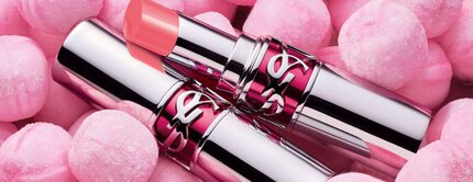 Rouge a levres rose YSL sur des bonbons roses