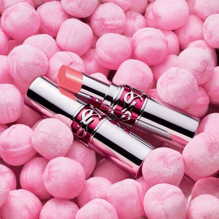 Rouge a levres rose YSL sur des bonbons roses