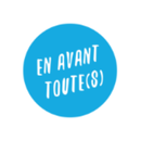 Logo "EN AVANT TOUTE(S)" en lettres blanches sur un cercle bleu clair, dans un cercle blanc plus grand.