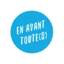 Logo "EN AVANT TOUTE(S)" en lettres blanches sur un cercle bleu clair, dans un cercle blanc plus grand.