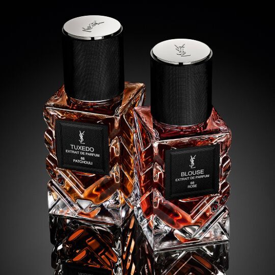 Parfums YSL Tuxedo et Blouse sur fond noir reflechissant.
