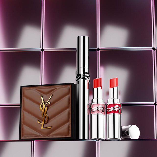 Produits de beaute YSL comprenant un boitier matelasse, un mascara et deux rouges a levres sur fond de carrelage rose brillant
