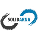 Logo "SOLIDARNA" avec un symbole d'infini en noir et bleu brosse, dans un cercle blanc.