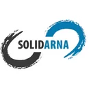 Logo "SOLIDARNA" avec un symbole d'infini en noir et bleu brosse, dans un cercle blanc.