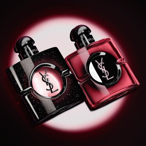 Deux flacons de parfum Black Opium d'Yves Saint Laurent illumines sur fond sombre.