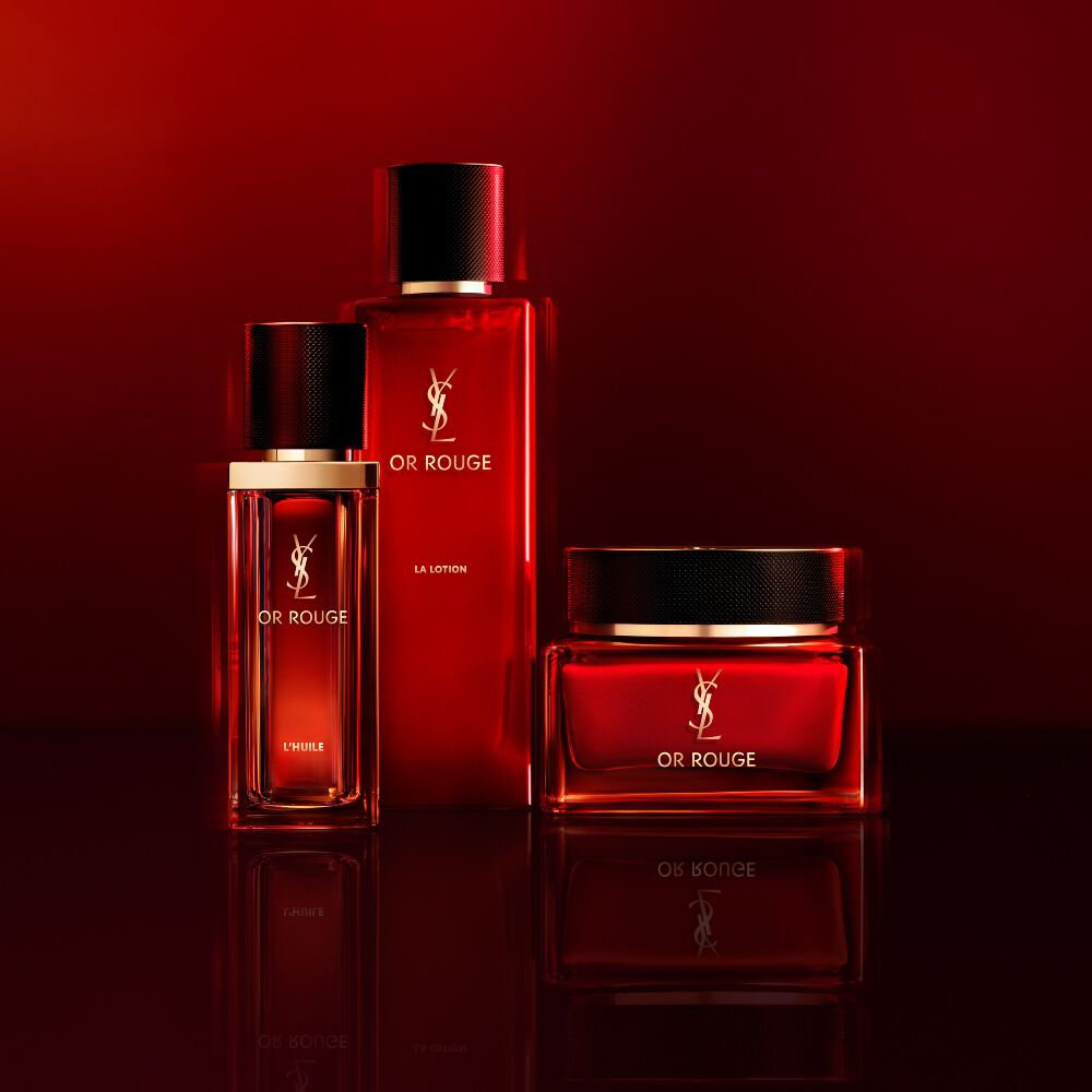 Deux flacons de serum Yves Saint Laurent Pure Shots Night Reboot, un format standard et un format voyage, presentes sur une surface rocheuse texturee.