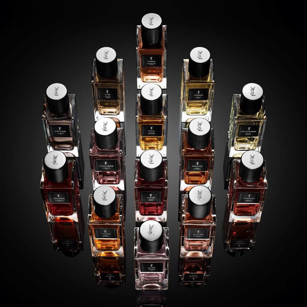 Flacons de parfum YSL disposes en composition geometrique sur fond noir