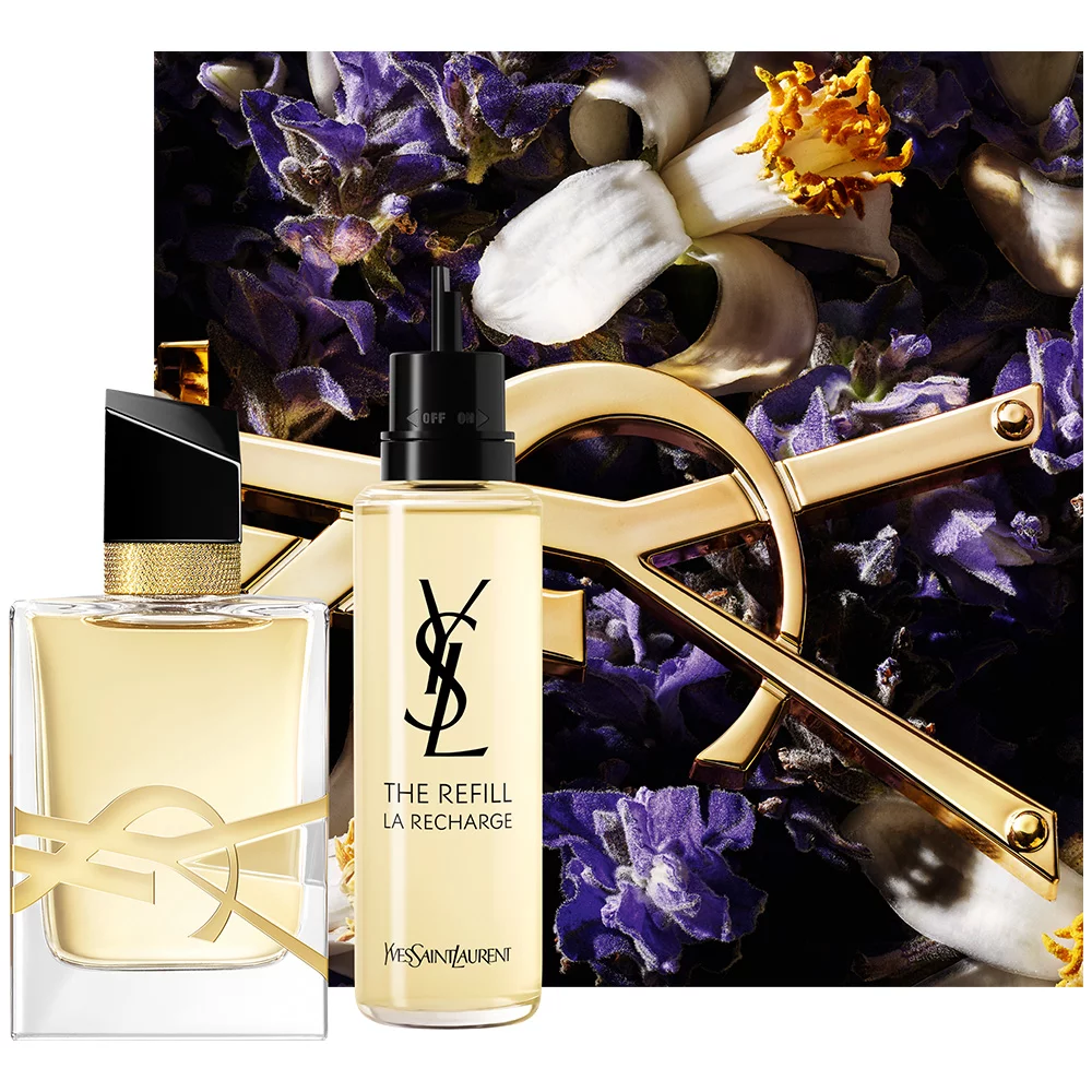 Flacon de parfum Yves Saint Laurent accompagne de sa recharge, devant un fond floral dore.