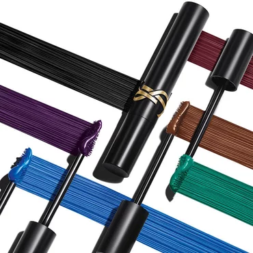 Presentation produit montrant un tube de mascara noir entoure de brosses et de traits de couleurs noir, bordeaux, violet, bleu, vert et marron.