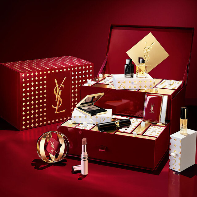 Calendrier de l’Avent YSL et produits de beaute sur fond rouge.