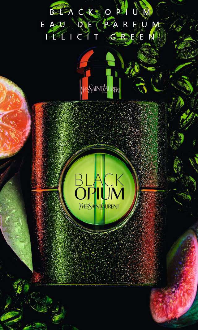 Flacon de parfum "Black Opium" de Yves Saint Laurent, entoure de figues, de cafe et de mandarines, sur un fond sombre.