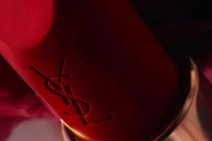Gros plan sur un rouge a levres YSL rouge.