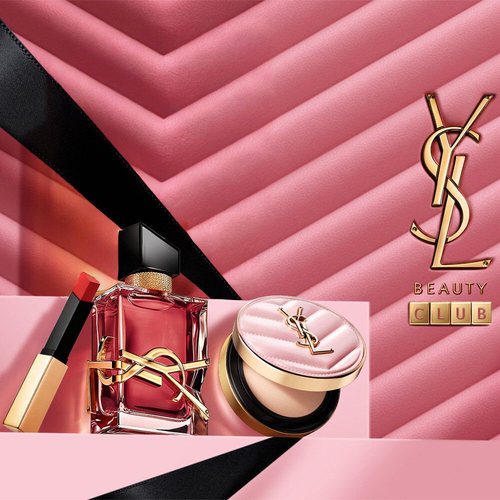YSL BEAUTY CLUB PRIVATE SALE. Le logo dore YSL et l'inscription "PRIVATE SALE" scintillent sous la neige, promettant des privileges exclusifs. Une invitation luxueuse a decouvrir des offres hivernales, reservees a nos membres. L'eclat d'une beaute d'exception.​