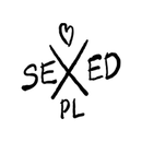 Logo "SEXED PL" ecrit de facon manuscrite avec un coeur au-dessus du "X", dans un cercle blanc