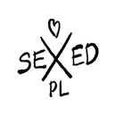 Logo "SEXED PL" ecrit de facon manuscrite avec un coeur au-dessus du "X", dans un cercle blanc