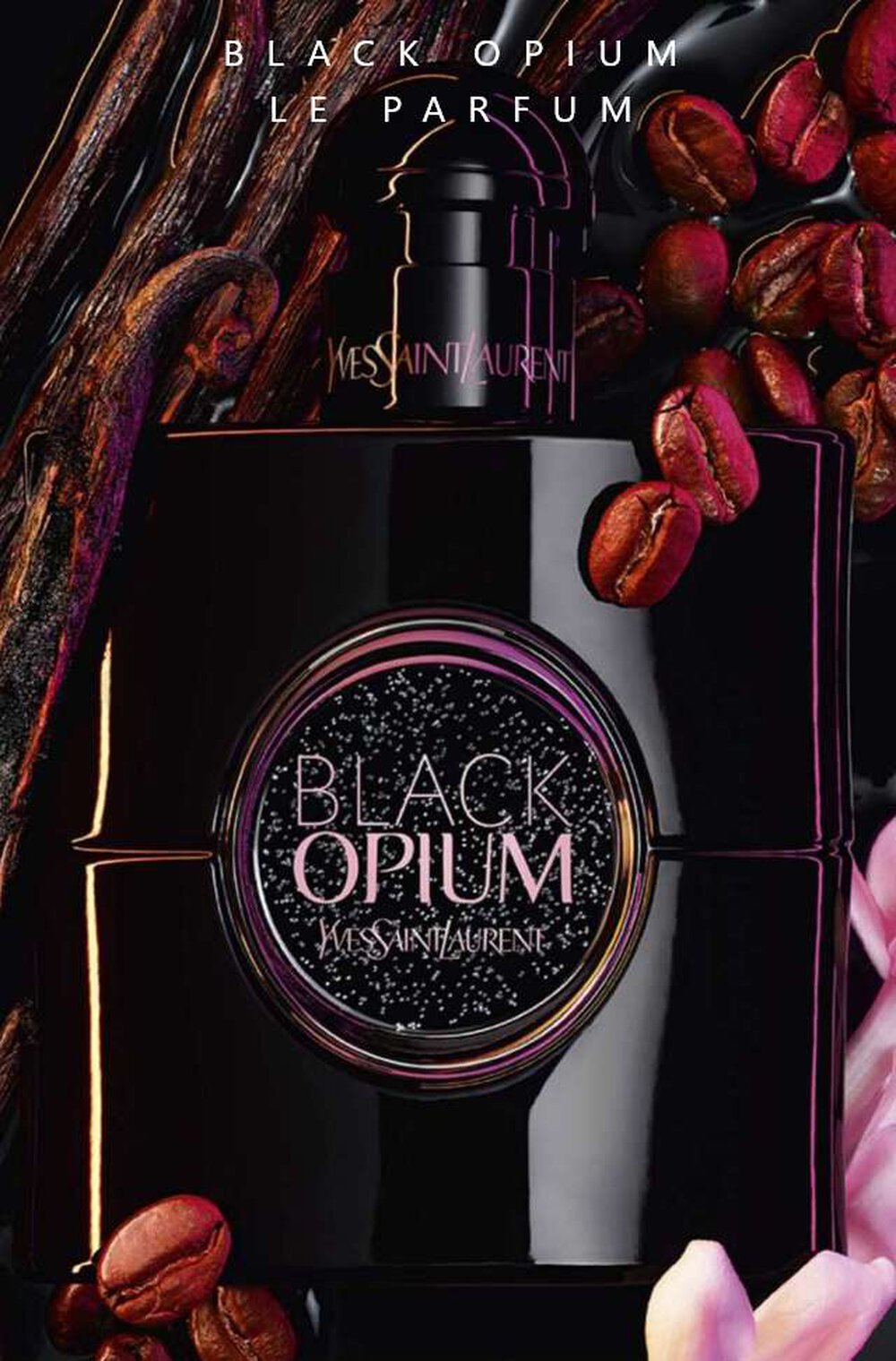 Flacon de parfum Black Opium d'Yves Saint Laurent, entoure de gousses de vanille, de grains de cafe et de fleurs.