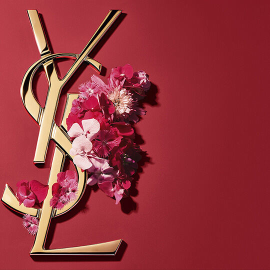Logo YSL dore et fleurs roses sur fond rouge
