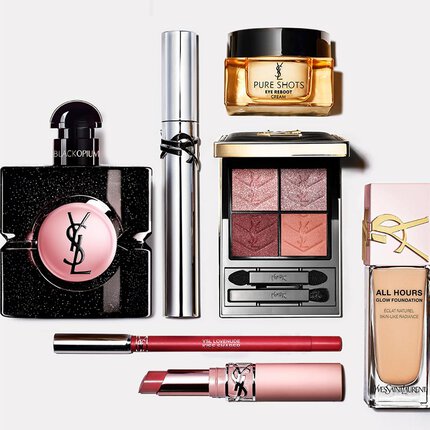 Vue a plat de produits de beaute YSL comprenant parfum, soin et maquillage.