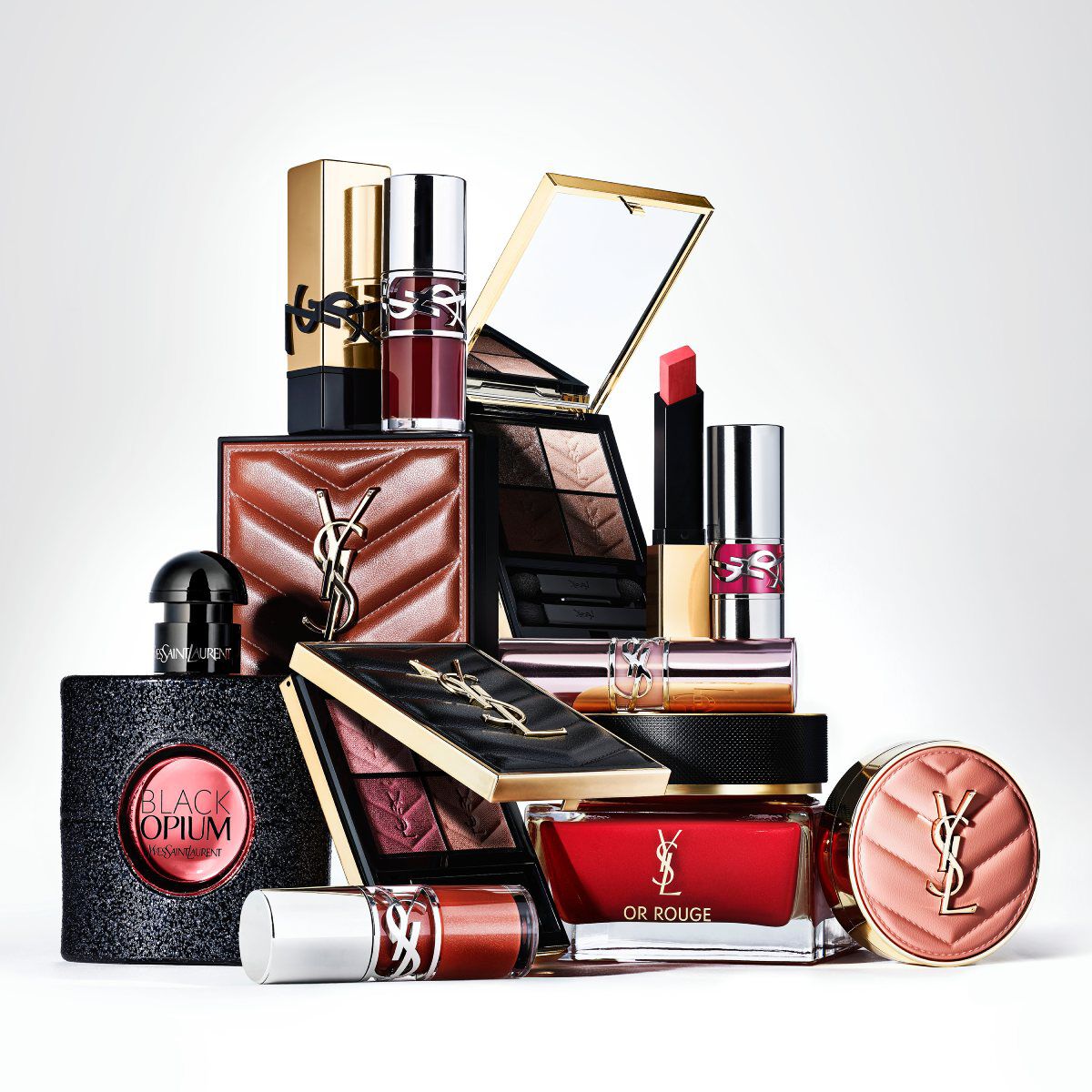 Un flacon de parfum Yves Saint Laurent Libre et sa recharge poses sur une surface en marbre devant un fond marbre.