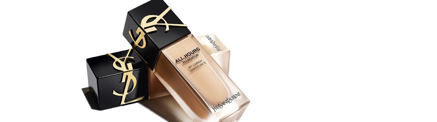 Flacon de fond de teint "All Hours" de Yves Saint Laurent, avec un design elegant, pose sur un fond neutre.