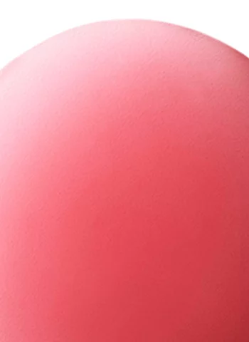 Une texture de peinture rose douce et brillante en eclosion, suggerant une surface lisse et accueillante.