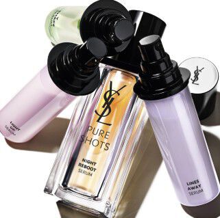 Trois flacons de serums de la gamme "Pure Shots" de YSL, incluant "Night Reboot Serum", disposes sur un fond blanc.
