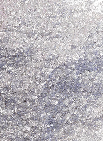 Texture de paillettes argentees lumineuses sur fond blanc.