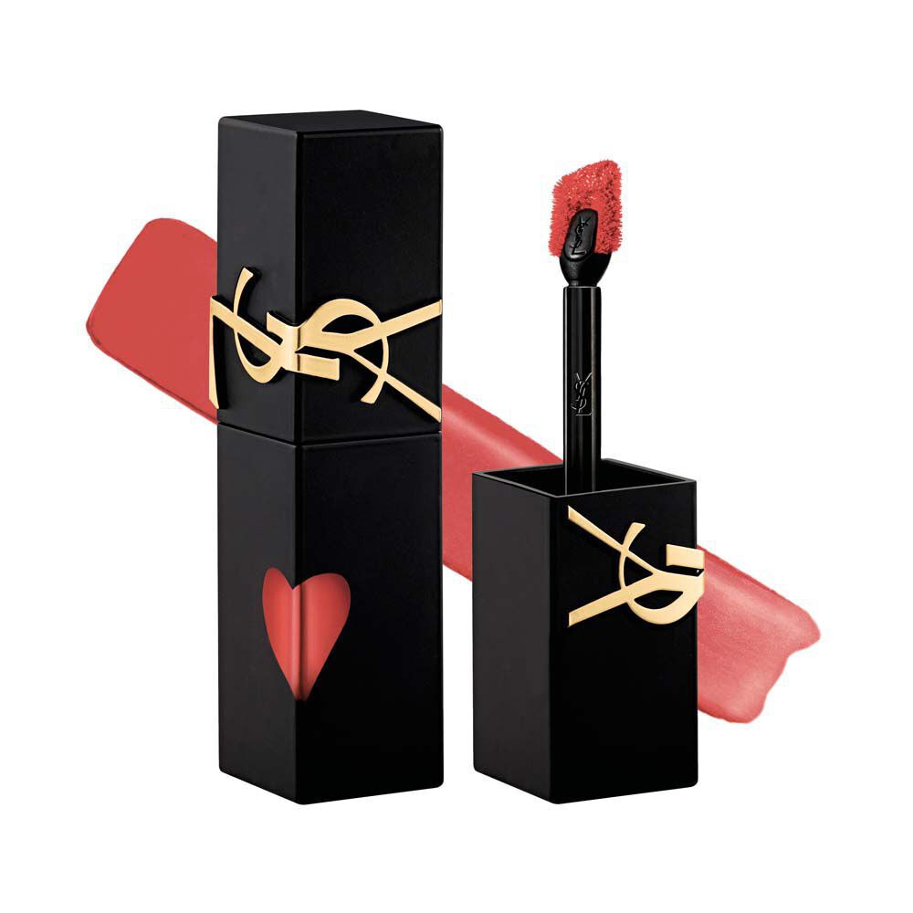 Flacon teinte mat noir YSL a cote de son bouchon devisse et de son pinceau-applicateur, presente devant un aplat de texture liquide soft-matte.