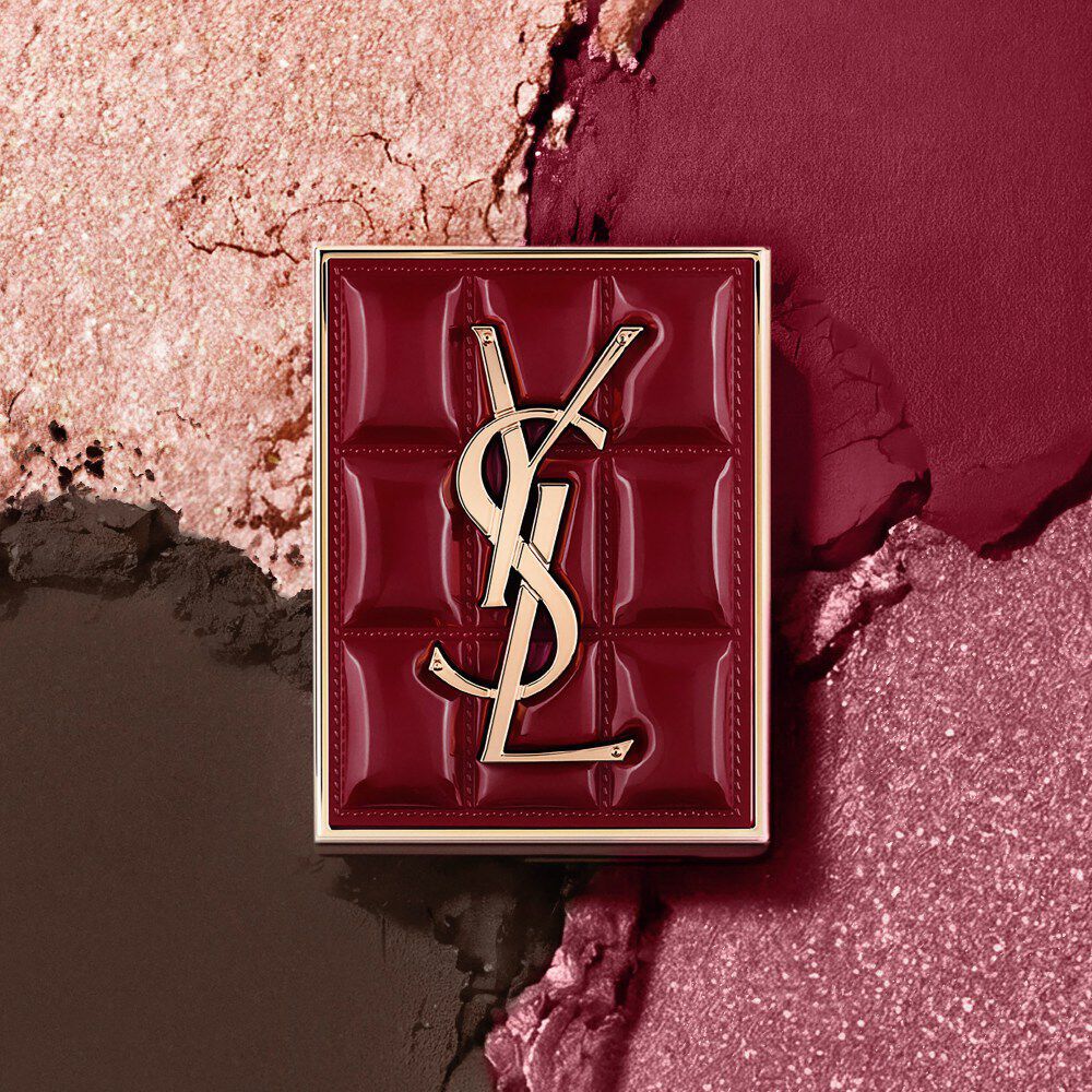 Palettes mini-clutch couture YSL sur un fond texture de poudres d'ombres a paupieres scintillantes #1982 Burgundy Millesime.