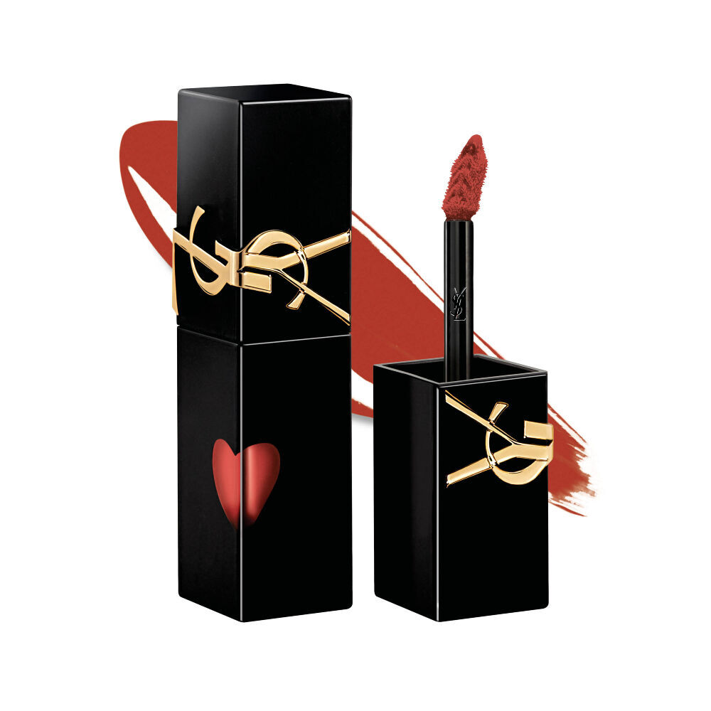 YSL The Inks Vinyl Cream en teinte 810, un tube noir frappe du logo or YSL et decoupe d’un coeur revelant l’orange intense.