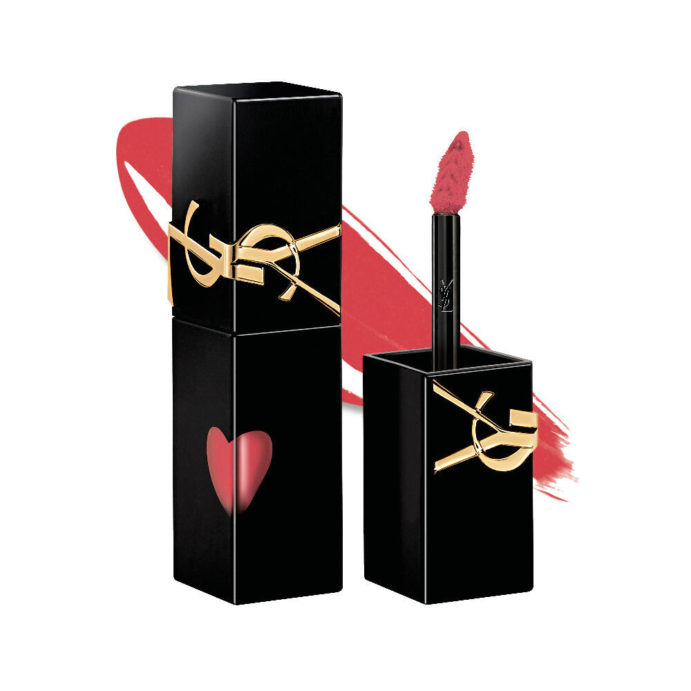 Flacon teinte noir brillant YSL a cote de son bouchon ouvert et de son pinceau-applicateur, presente devant une touche de texture liquide etincelante.