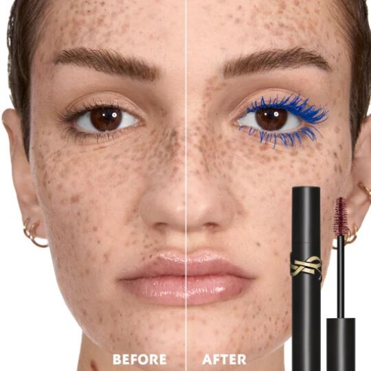 Comparaison avant et après du Mascara Lash Clash en bleu électrique sur une femme avec des taches de rousseur. Le côté « Après » présente des cils volumisés bleu vif à fort impact.