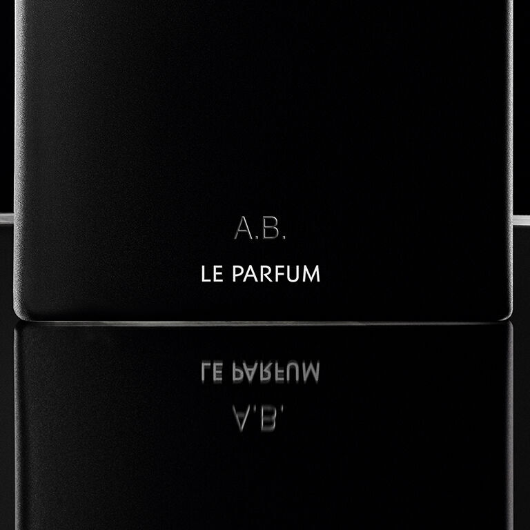 Gros plan d'un flacon MYSLF Le Parfum personnalisé, gravé des initiales 'A.B.', illustrant l'art du cadeau de luxe.