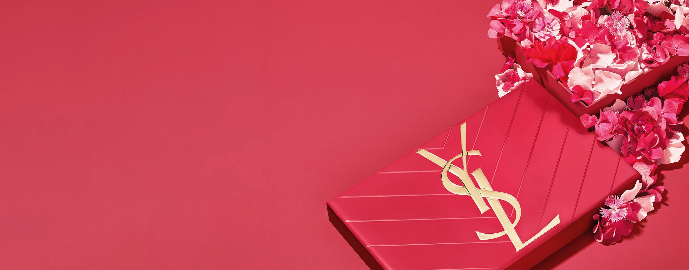 Coffret cadeau rose YSL pour la Fête des Mères, orné de l'emblématique logo Cassandre et paré de délicates touches florales roses.