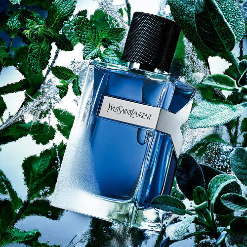 Flacon de YSL Y Eau de Toilette Intense Iced Cologne, avec un verre givré, entouré de feuilles de menthe vibrantes et d'eau glacée.