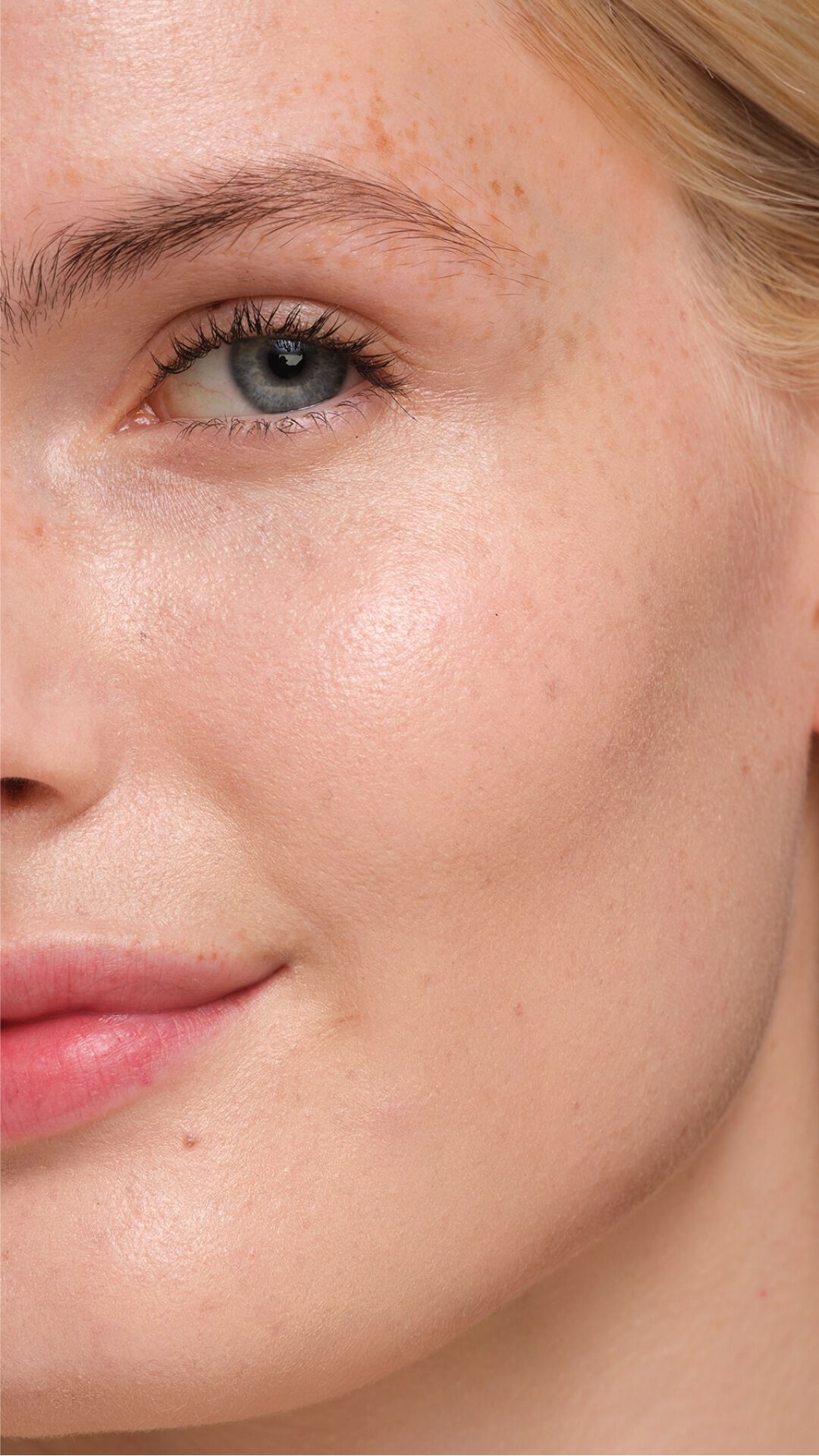 Finition éclatante sur peau claire avec YSL SKIN AFFAIR FOUNDATION. Gros plan montrant un éclat lumineux, sans pores et uniforme.