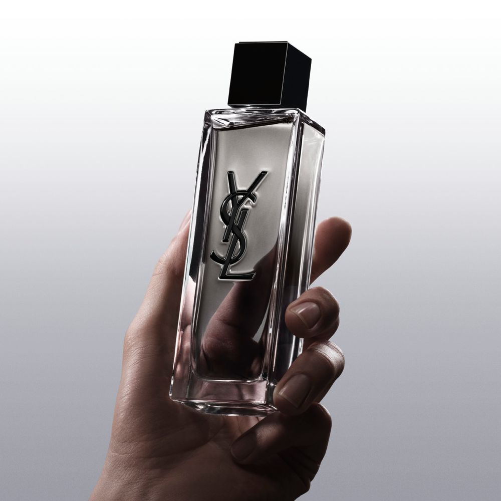 Main tenant le flacon de MYSLF Eau de Toilette Intense pour montrer la prise en main et le design.