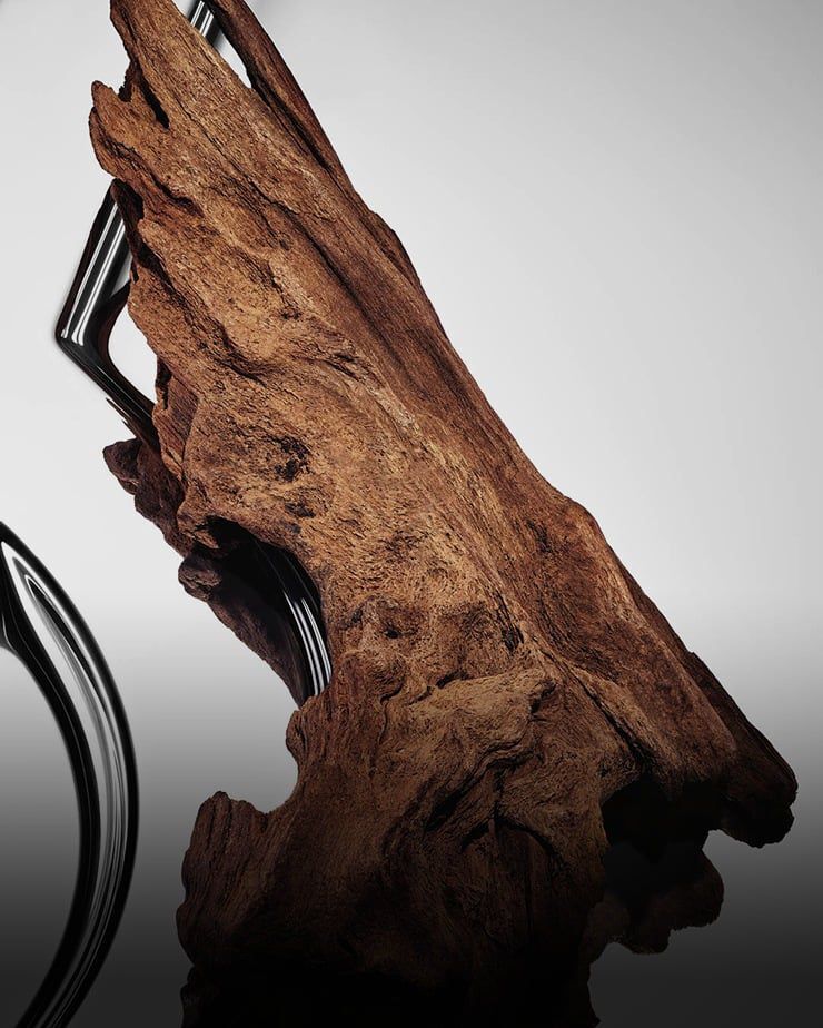 Des bois sensuels et chaleureux à la texture riche, sur un fond Cassandre YSL réfléchissant.