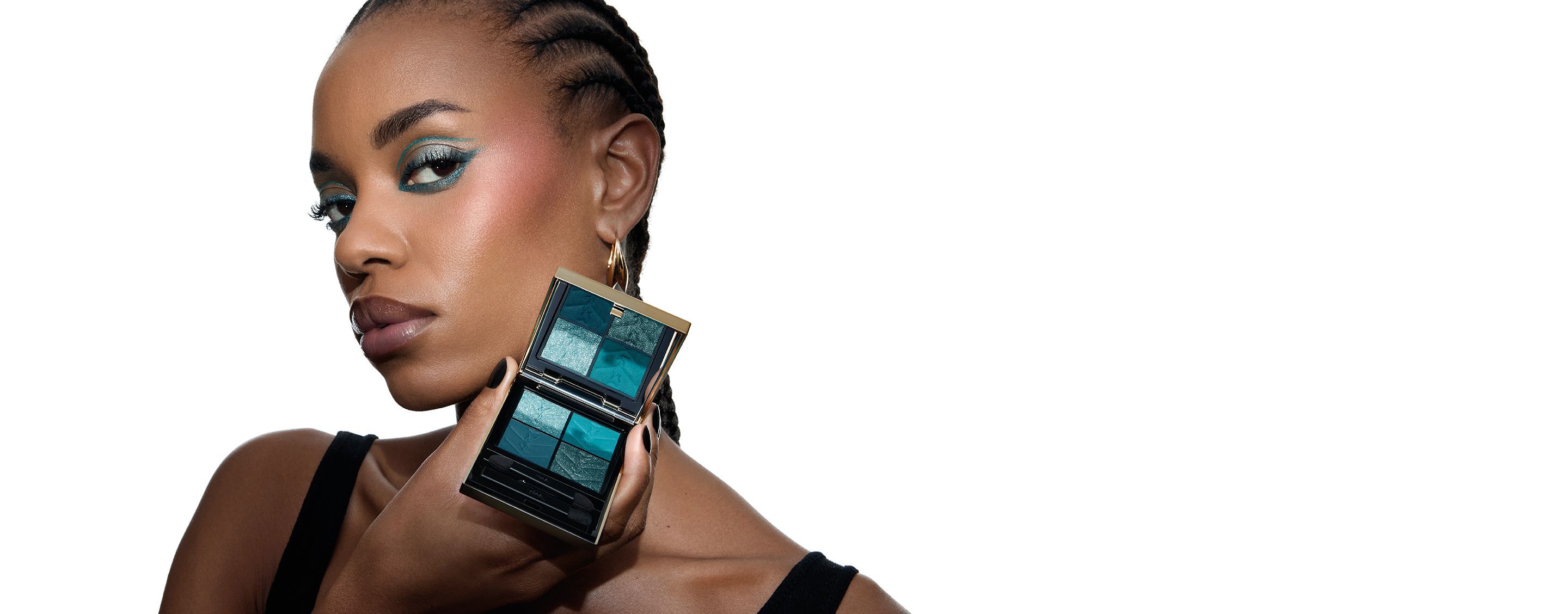 Lizette, mannequin YSL Beauty, tenant une palette d'ombres à paupières YSL Couture Mini Clutch, avec un maquillage des yeux turquoise assorti.