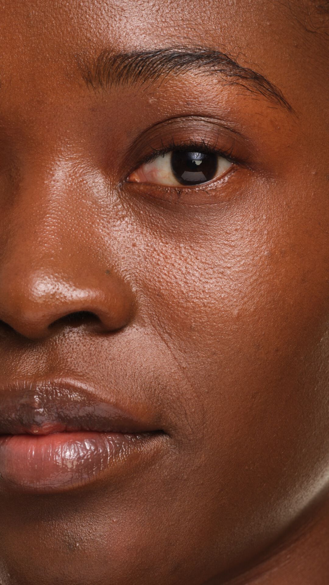 YSL SKIN AFFAIR FOUNDATION sur peau foncée. Zoom extrême sur la finition éclatante, unifiée et au rendu naturel.