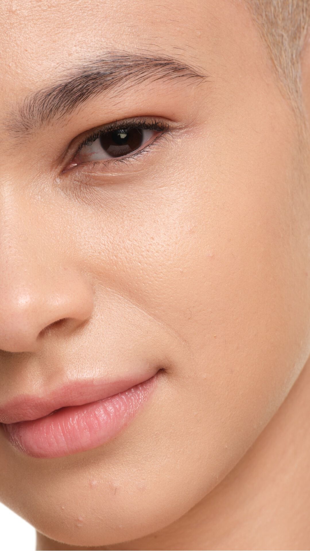 YSL SKIN AFFAIR FOUNDATION sur une peau claire. Zoom extrême sur la finition éclatante, lisse et naturellement lumineuse.