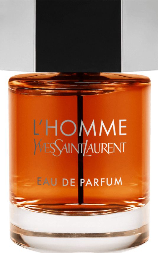 Un flacon d'eau de parfum Yves Saint Laurent L'Homme avec un corps en verre transparent, un jus ambré intense et un capot hexagonal argenté.